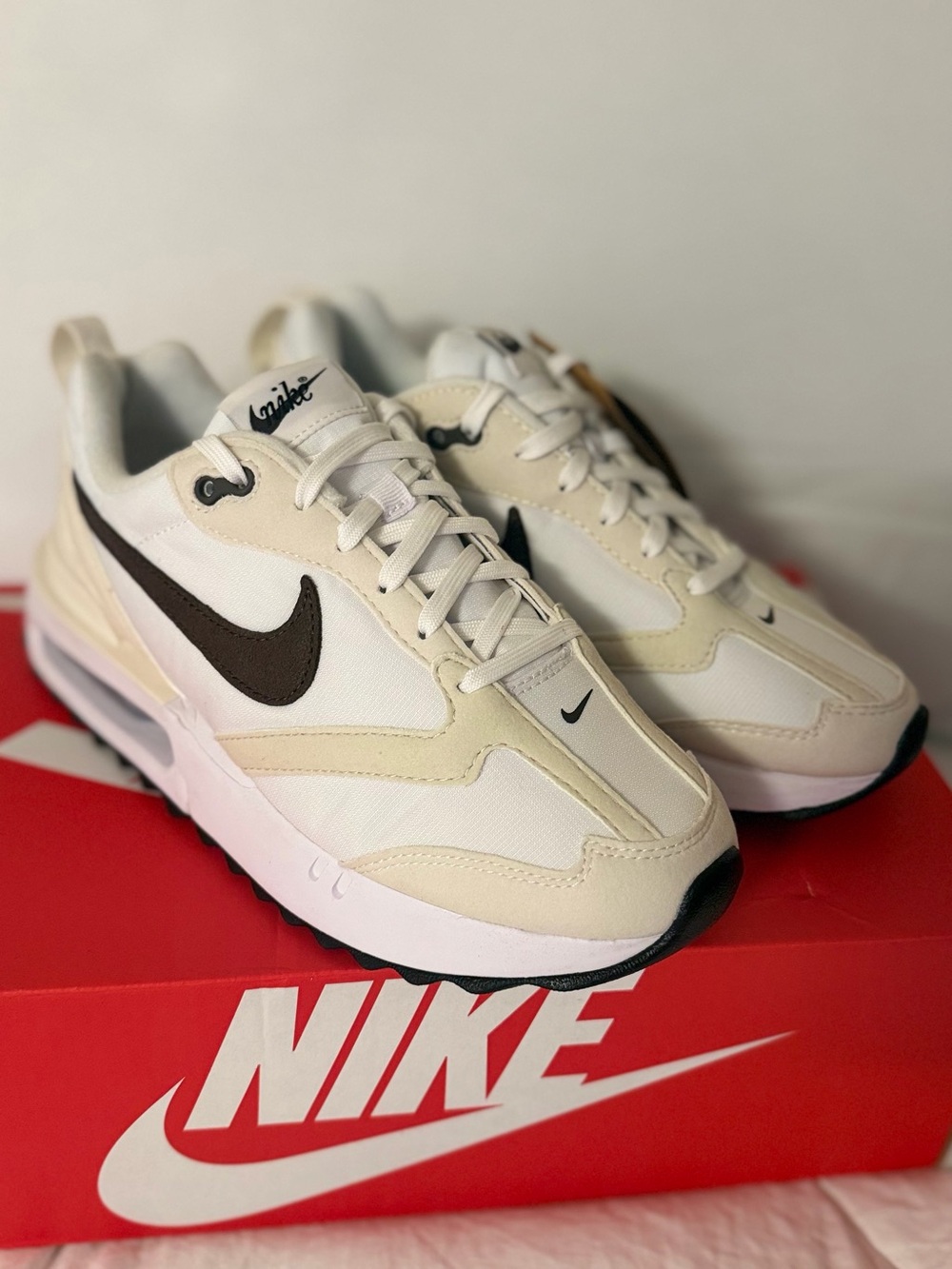 Nike Men's Cream & Black Retro Low-Top Sneakers